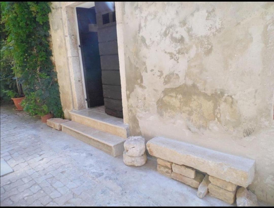 Apartment Martin - 10 Mt To The Beach Rovinj Exterior photo